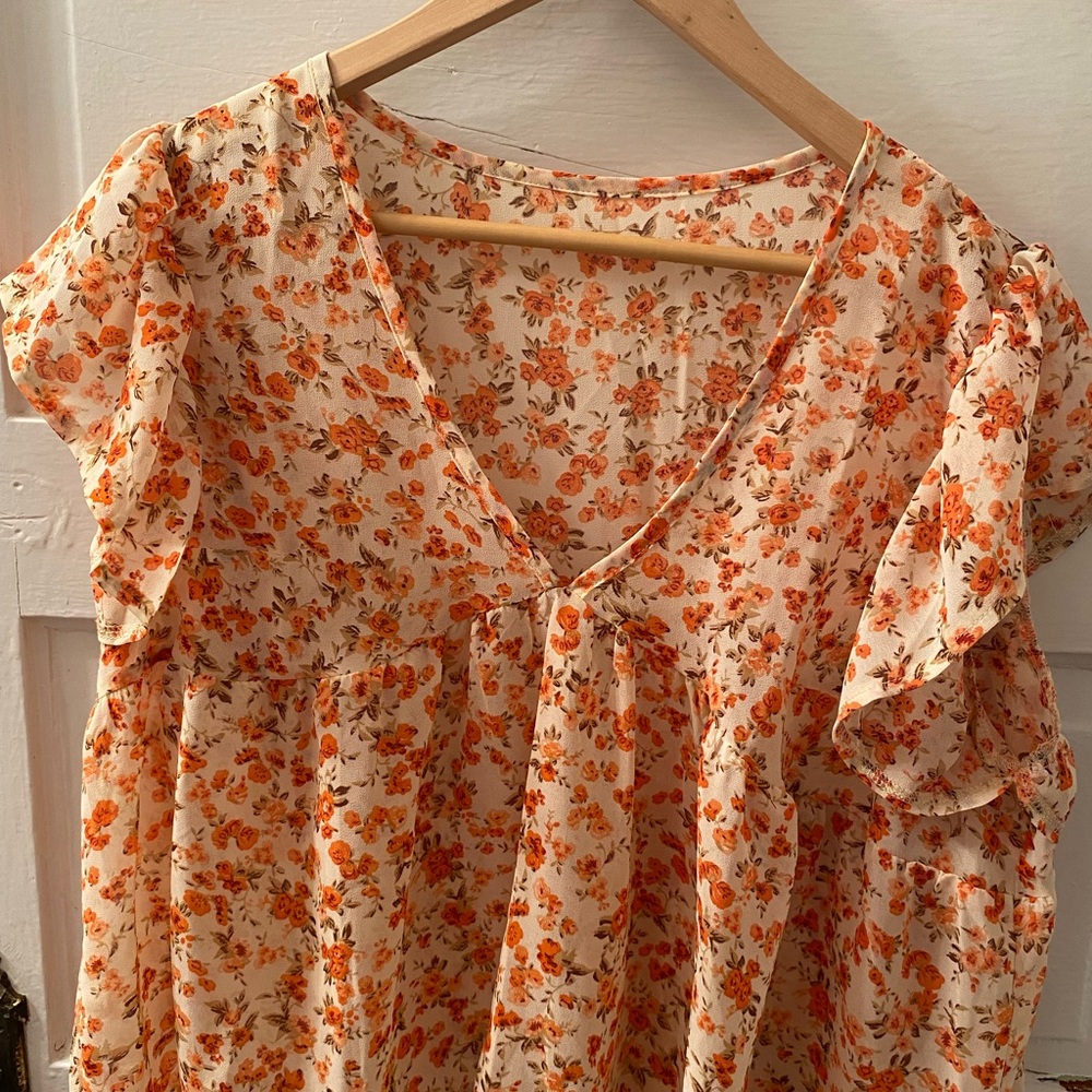 Low high blouse with floral pattern